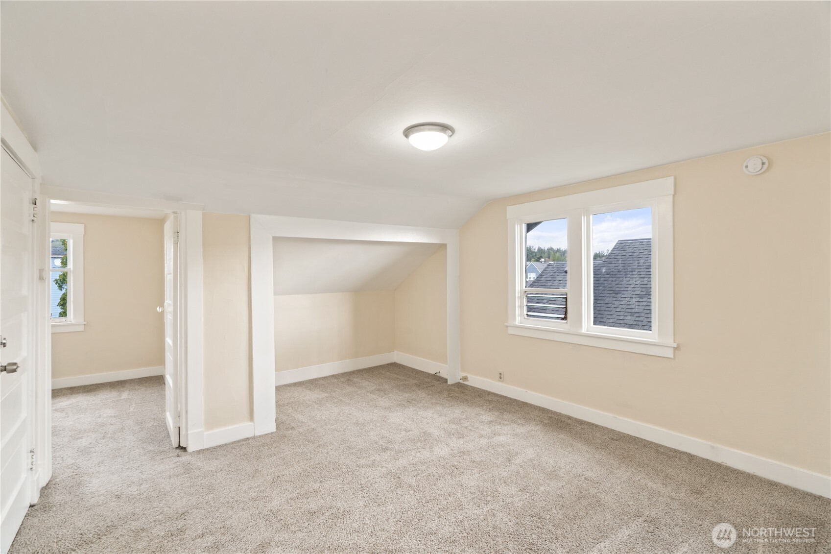 521 West 3rd Street Aberdeen, WA 98520 - Photo 6 of 13 an empty room with windows and closet