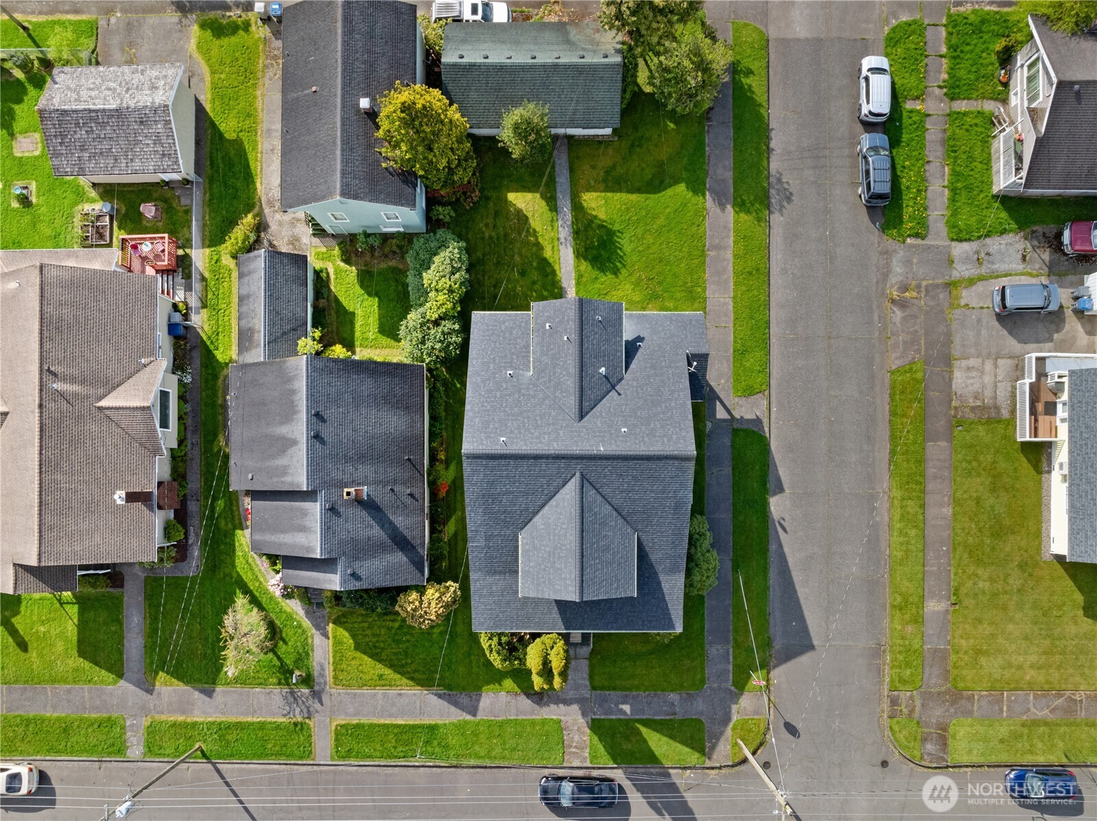 521 West 3rd Street Aberdeen, WA 98520 - Photo 10 of 13 an aerial view of multiple houses with yard