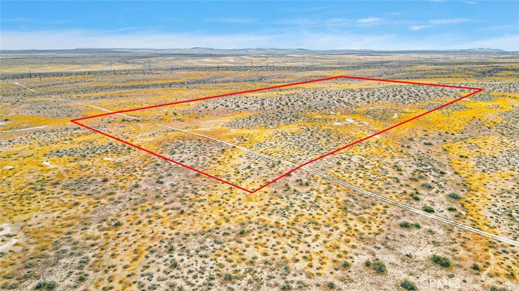 49019133-3431 Powerline Road Boron, CA 93516 - Photo 12 of 17 a view of an empty room