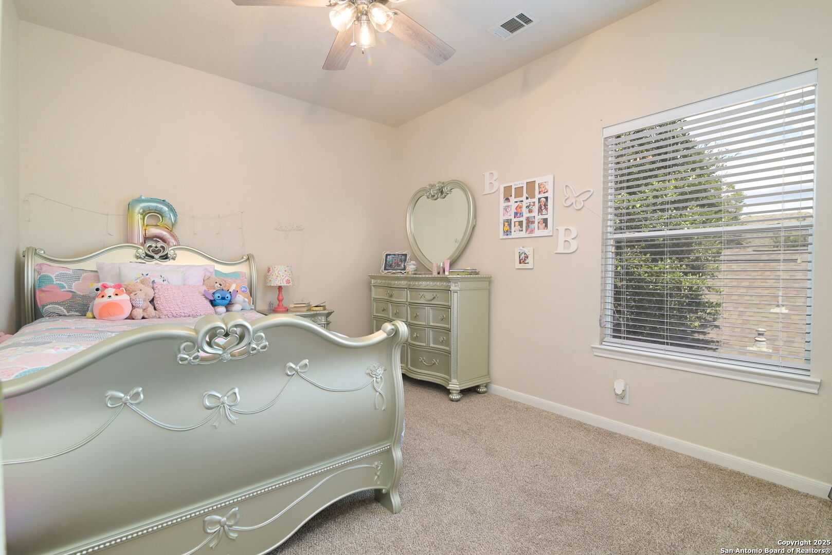 8918 Cordes Junction Helotes, TX 78023 - Photo 22 of 41 a room with a bed and a chandelier