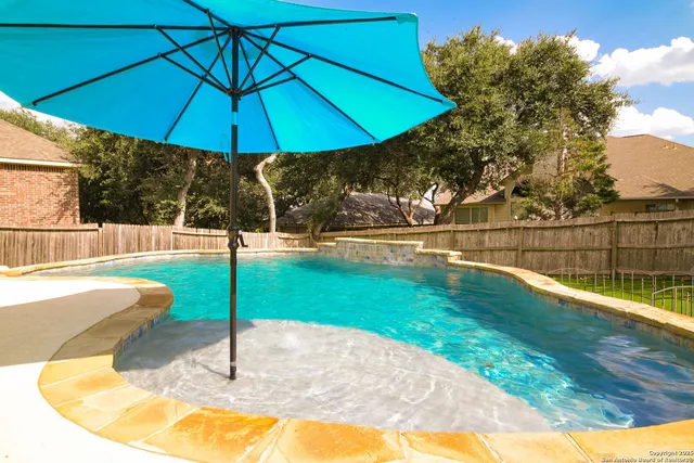 a view of a backyard