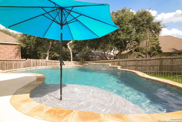 a view of a backyard