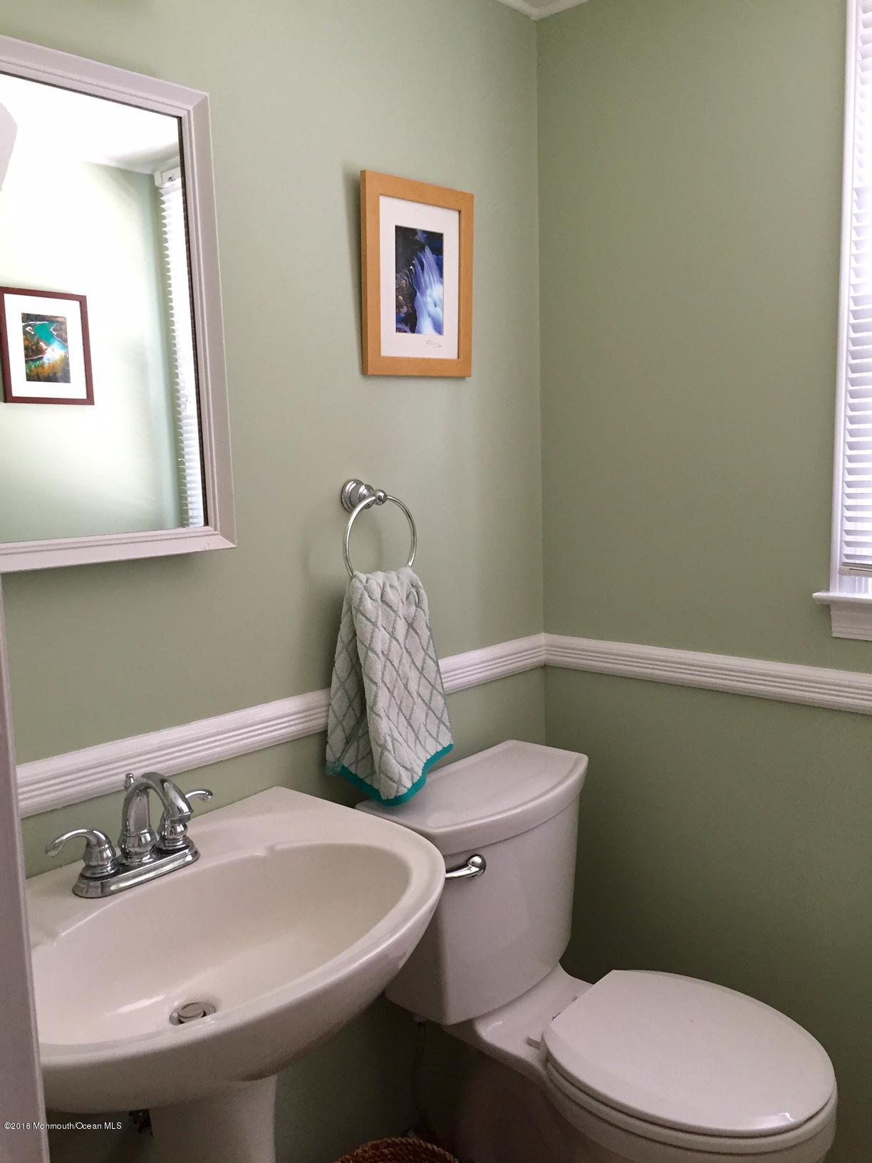 5 Nottingham Road Manalapan, NJ 07726 - Photo 12 of 26 Powder Room