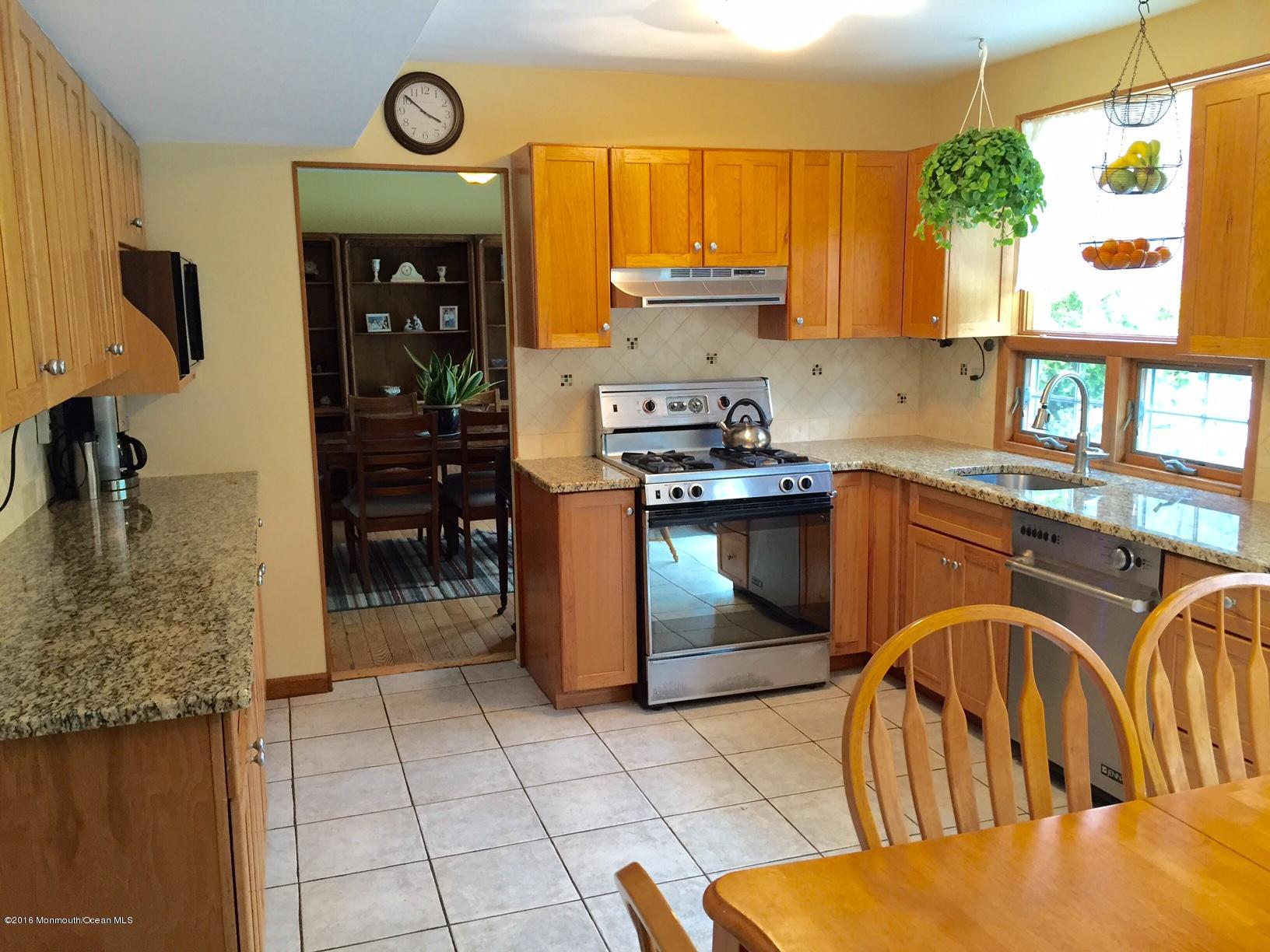5 Nottingham Road Manalapan, NJ 07726 - Photo 3 of 26 Bright & Sunny Kitchen