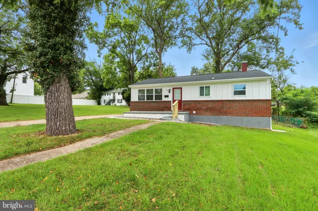 a view of a house with backyard and garden