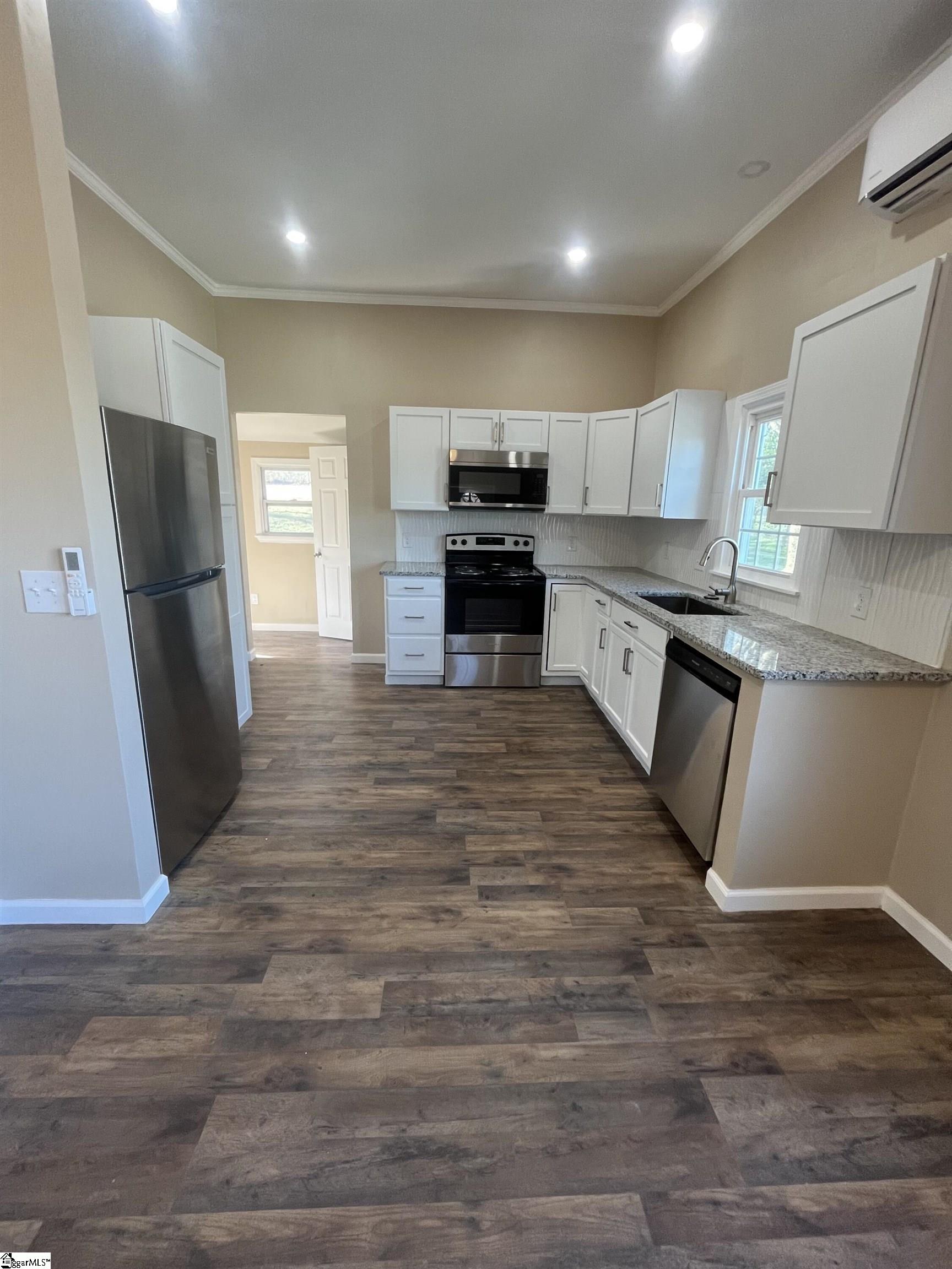 21 West 6th Street Greenville, SC 29611 - Photo 3 of 10