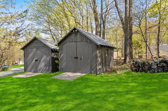 a view of yard with green space