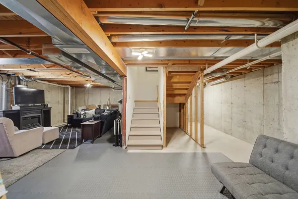 a view of livingroom with furniture and a ceiling fan