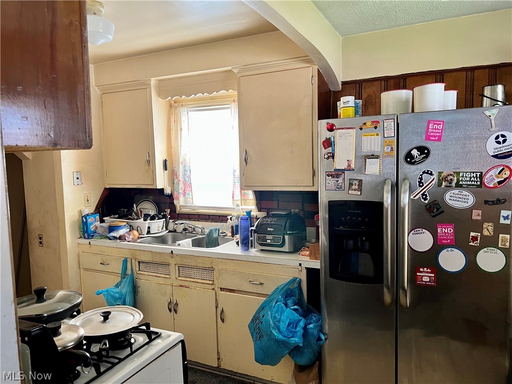 16306 Helmsdale Road Cleveland, OH 44112 - Photo 8 of 23 Gallery Image 8