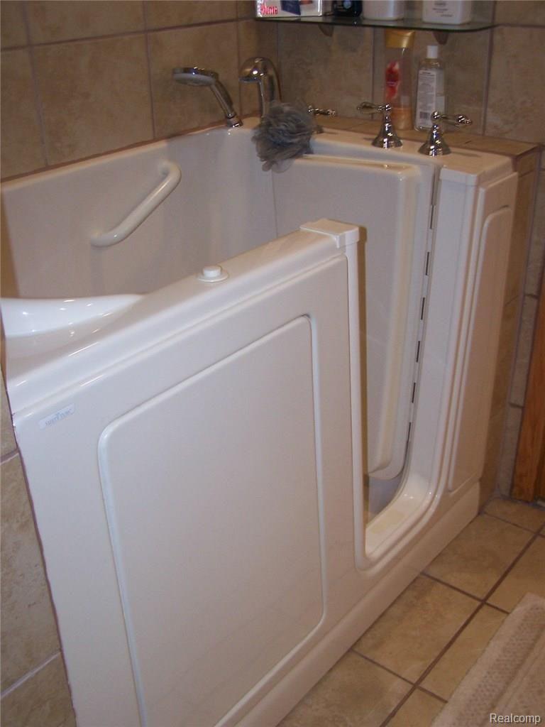 23220 Hagen Road Macomb, MI 48042 - Photo 27 of 58 100_3300.JPG