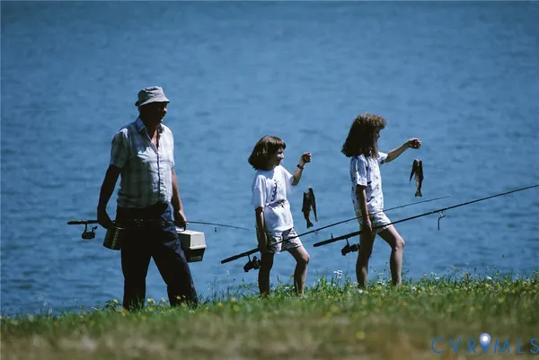 a view of a lake in middle of the city