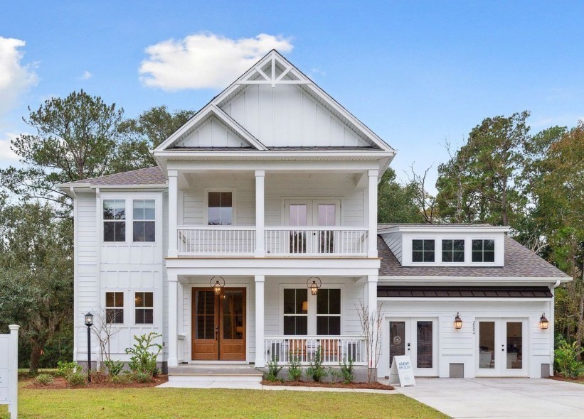 a view of a yard in front of house