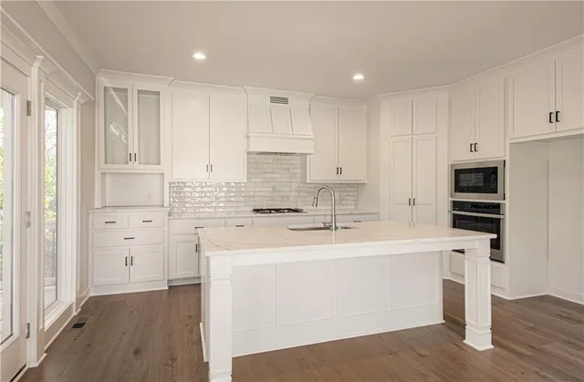 $669,900 | 4814 Northeast 105th Street, Kansas City, MO 64156