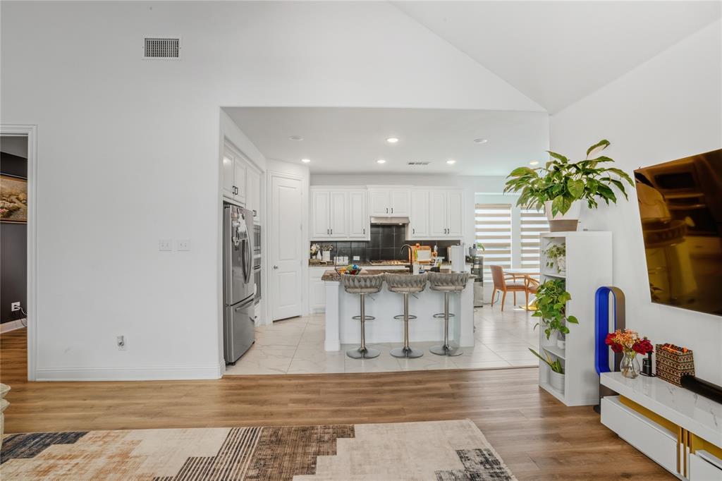 4424 English Maple Drive Arlington, TX 76005 - Photo 11 of 40 a living room with furniture and a potted plant