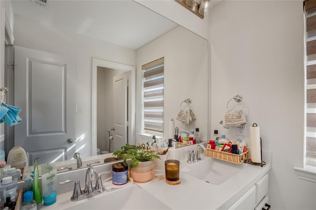 4424 English Maple Drive Arlington, TX 76005 - Photo 32 of 40 a room with toys and potted plants