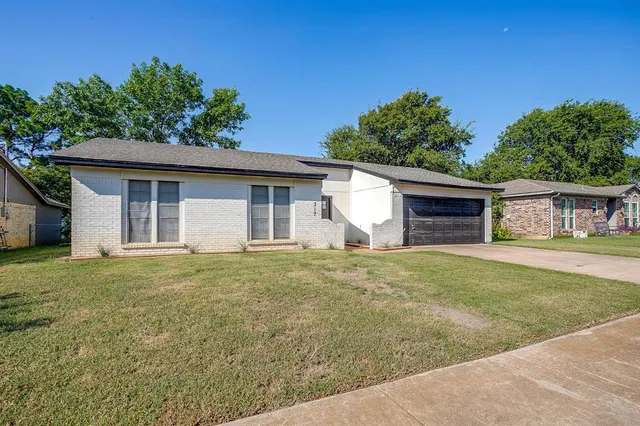 $1,900 | 317 Northwest Suzanne Terrace, Burleson, TX 76028