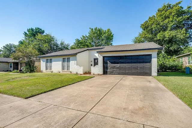 $1,900 | 317 Northwest Suzanne Terrace, Burleson, TX 76028