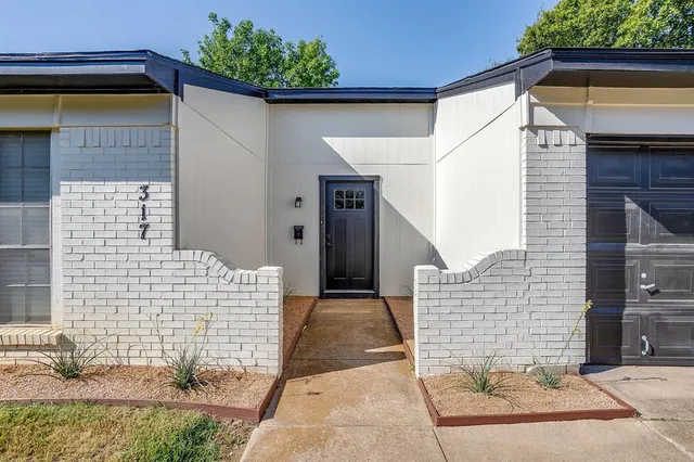 $1,900 | 317 Northwest Suzanne Terrace, Burleson, TX 76028