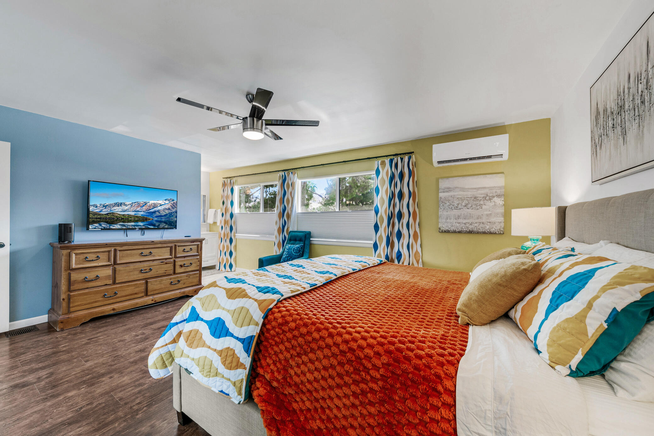 6025 Arroyo Road, Unit 7 Palm Springs, CA 92264 - Photo 22 of 43 a bedroom with a bed and wooden floor