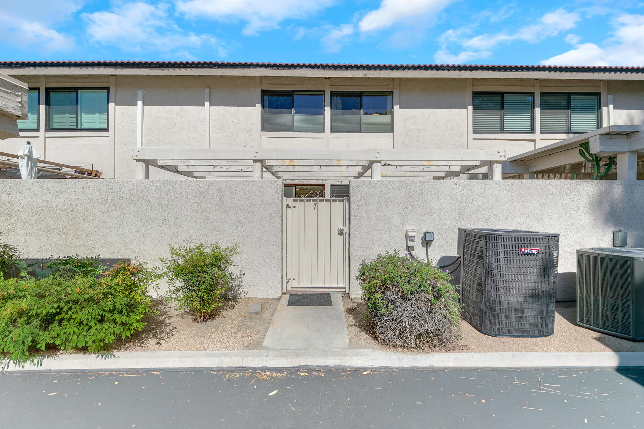 6025 Arroyo Road, Unit 7 Palm Springs, CA 92264 - Photo 34 of 43 front view of a house