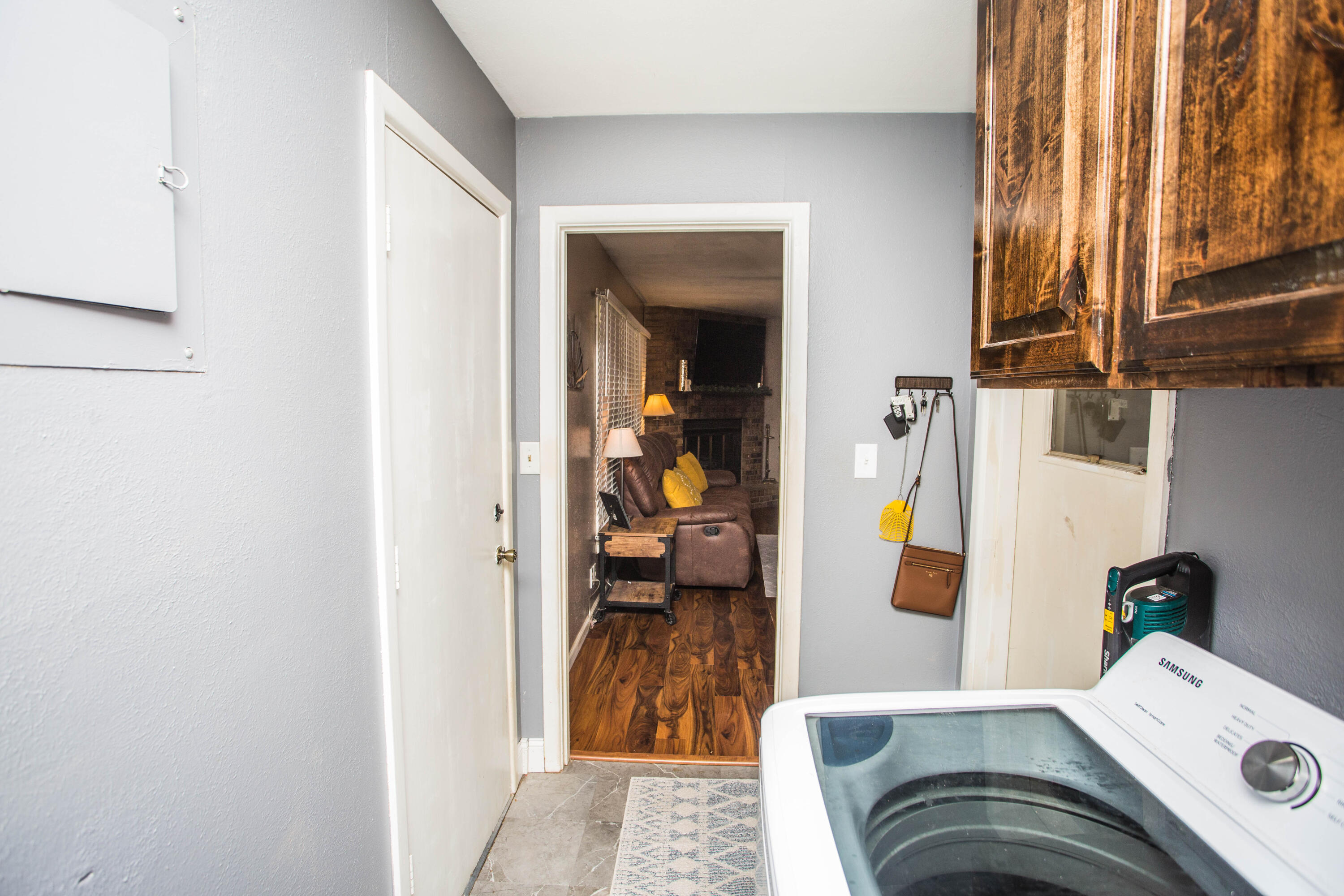 1550 West Lynn Street Slaton, TX 79364 - Photo 18 of 54 a view of living room washer and dryer