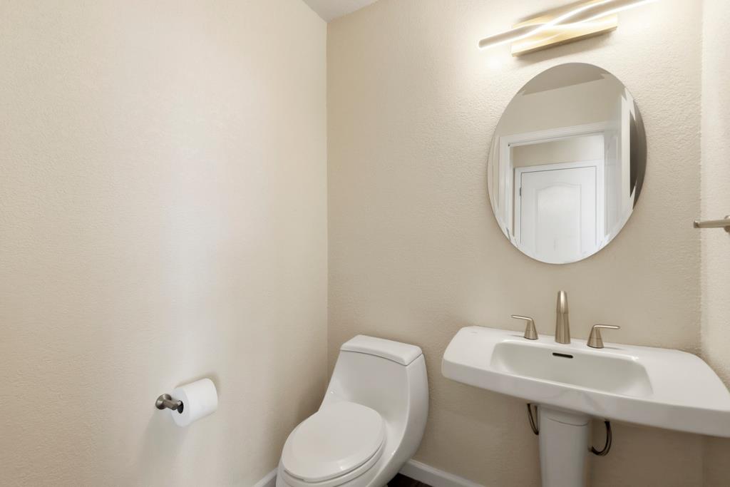 9510 Upper Valley Road Auburn, CA 95602 - Photo 24 of 55 Upstairs Half Bath