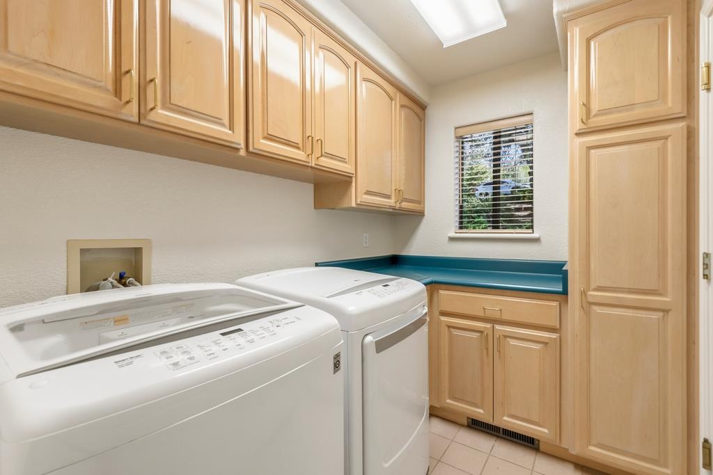 9510 Upper Valley Road Auburn, CA 95602 - Photo 41 of 55 Main Floor Laundry
