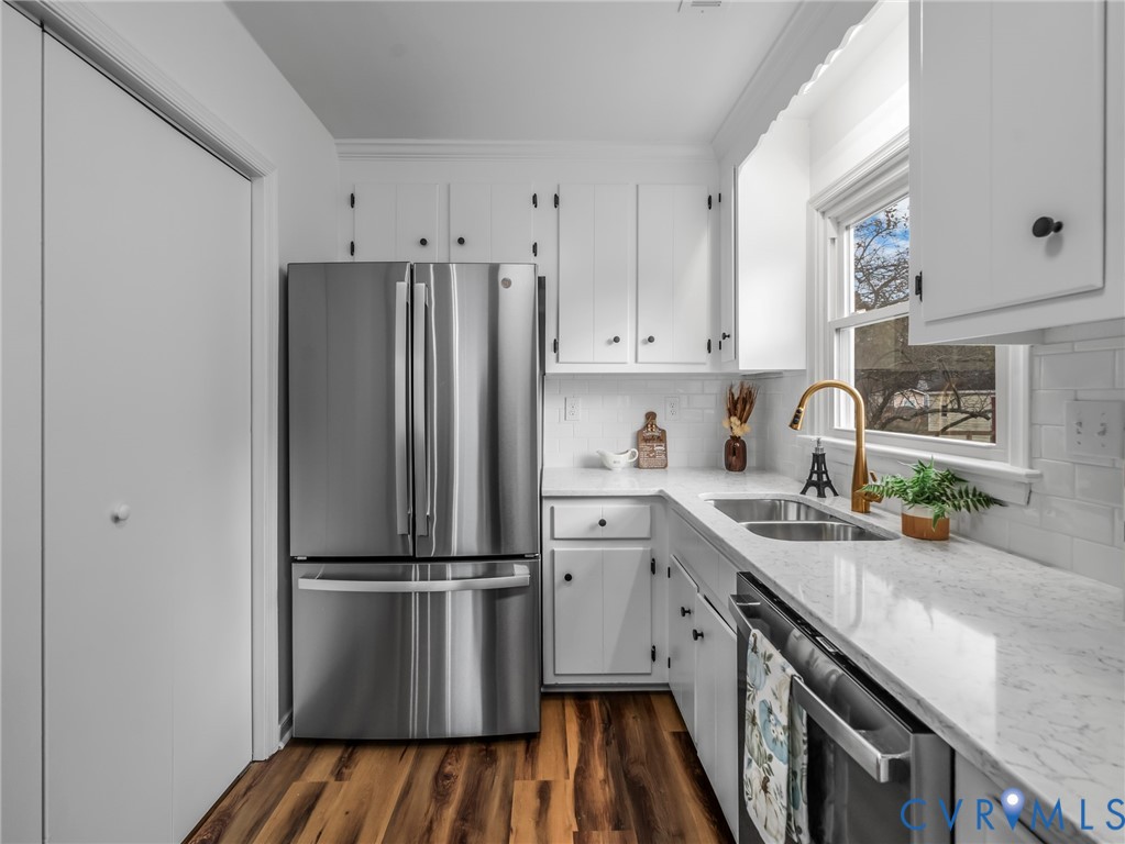 2509 Indale Road Glen Allen, VA 23060 - Photo 18 of 45 a kitchen with granite countertop stainless steel appliances a refrigerator a sink and cabinets