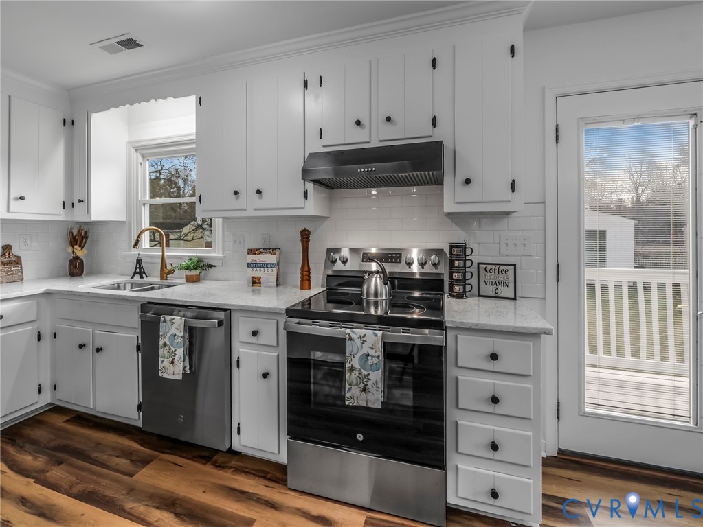 2509 Indale Road Glen Allen, VA 23060 - Photo 19 of 45 a kitchen with stainless steel appliances granite countertop a stove a sink and a refrigerator