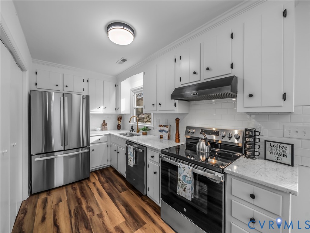 2509 Indale Road Glen Allen, VA 23060 - Photo 20 of 45 a kitchen with cabinets stainless steel appliances and a sink