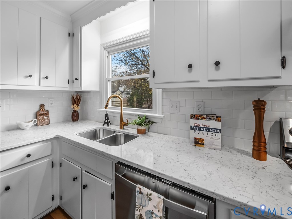 2509 Indale Road Glen Allen, VA 23060 - Photo 21 of 45 a kitchen with appliances and cabinets
