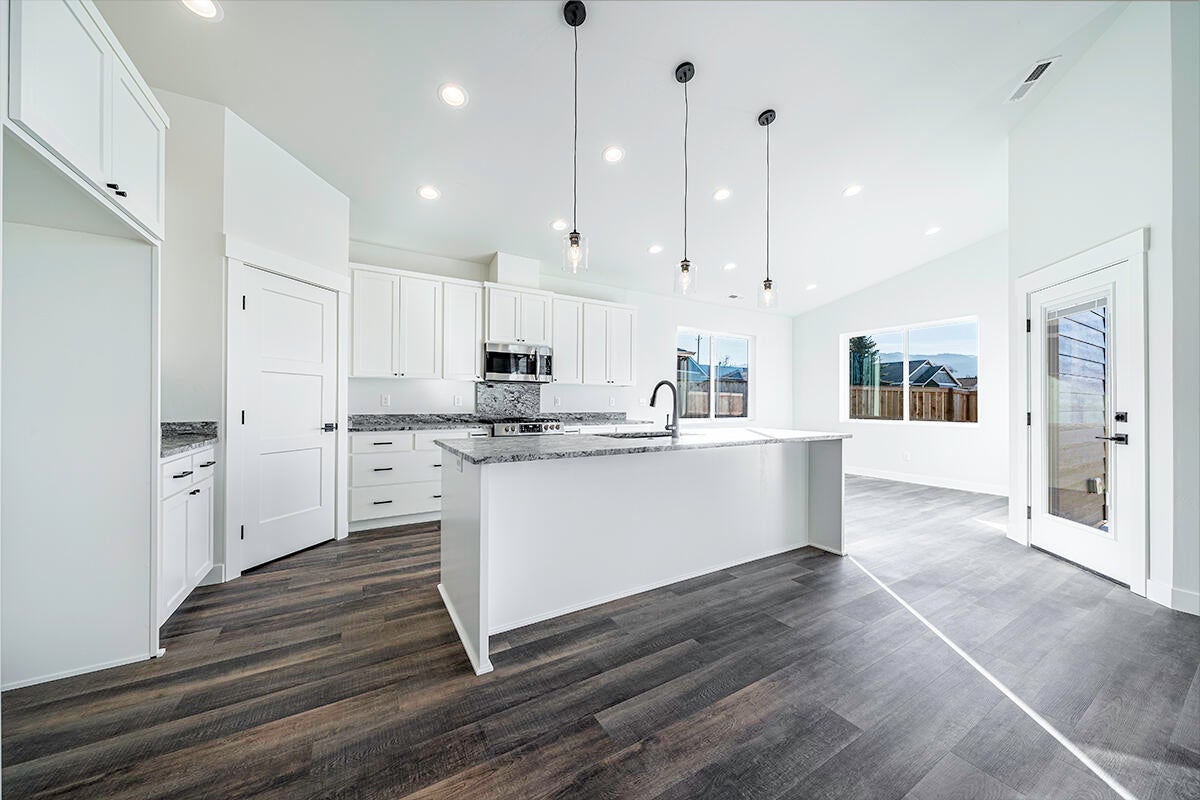 165 Suncrest Road Talent, OR 97540 - Photo 19 of 30 DSC1023