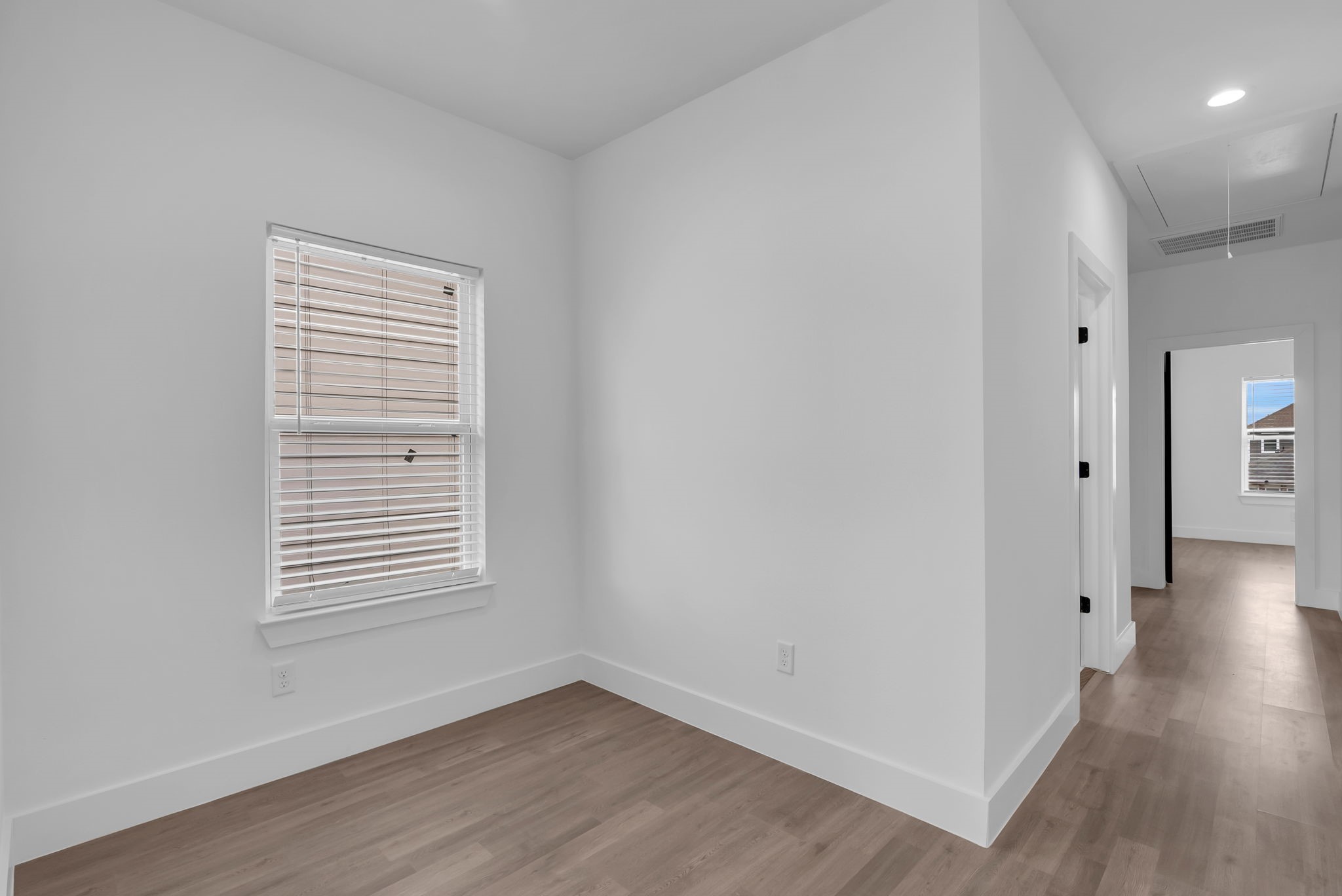 8136 Chateau Street Houston, TX 77028 - Photo 29 of 46 Flex room, great for small office desk