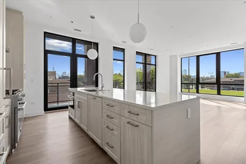 $2,000,000 | 1340 West Chestnut Street, Unit 401, Chicago, IL 60642