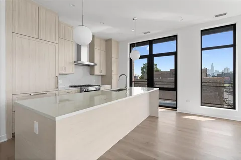 $2,000,000 | 1340 West Chestnut Street, Unit 401, Chicago, IL 60642