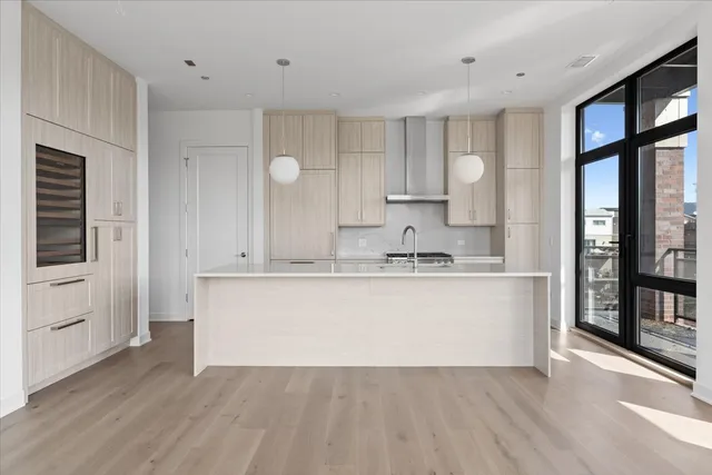 $2,000,000 | 1340 West Chestnut Street, Unit 401, Chicago, IL 60642