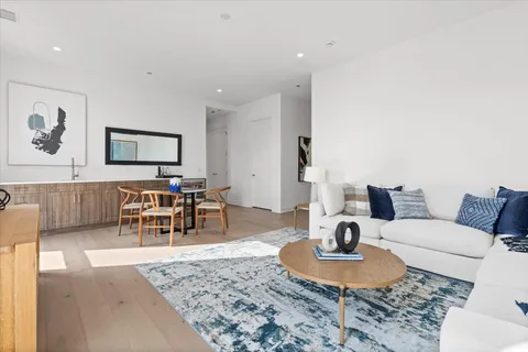 $2,000,000 | 1340 West Chestnut Street, Unit 401, Chicago, IL 60642