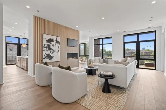 $2,000,000 | 1340 West Chestnut Street, Unit 401, Chicago, IL 60642