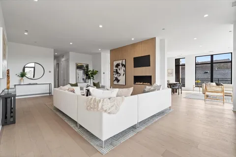 $2,000,000 | 1340 West Chestnut Street, Unit 401, Chicago, IL 60642