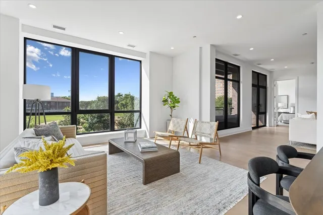 $2,000,000 | 1340 West Chestnut Street, Unit 401, Chicago, IL 60642