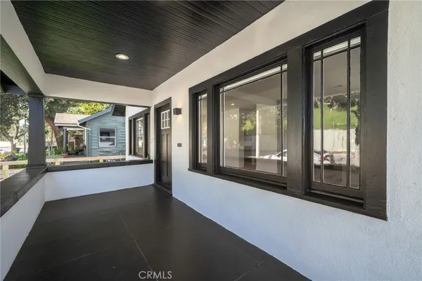 a view of an entryway with a livingroom