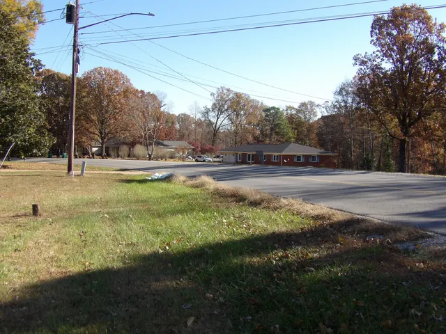 a view of a yard with a house