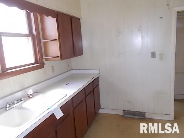 2429 Dunham Street Clinton, IA 52732 - Photo 4 of 11 Gallery Image 4