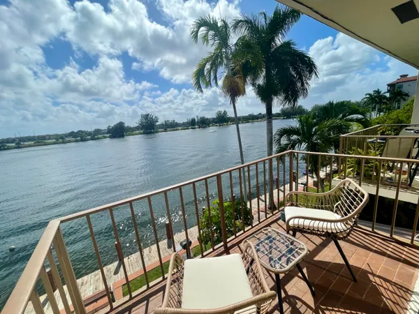$2,000 | 1100 Crystal Lake Drive, Unit 207, Pompano Beach, FL 33073