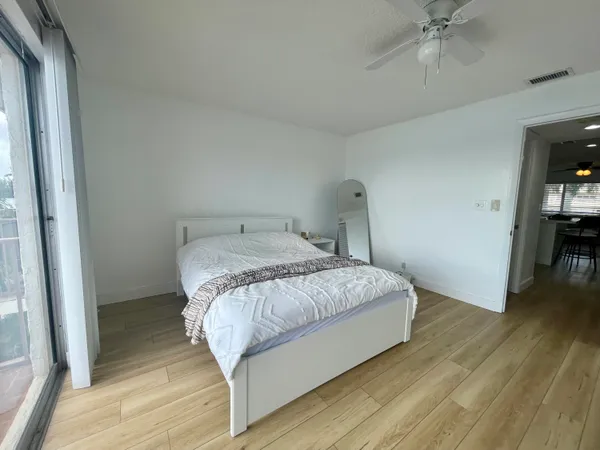 $2,000 | 1100 Crystal Lake Drive, Unit 207, Pompano Beach, FL 33073