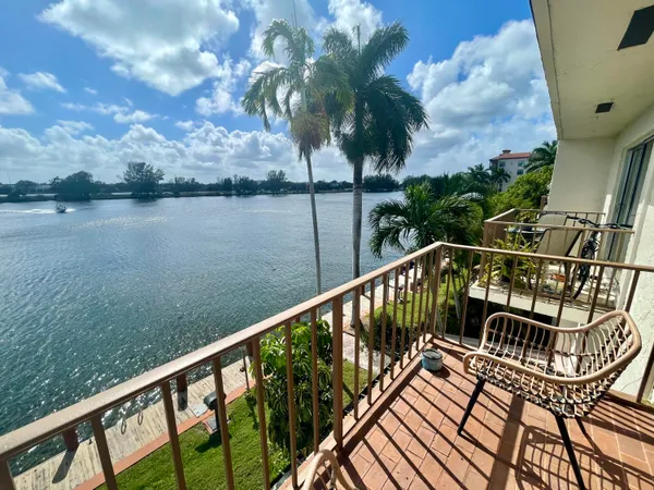 $2,000 | 1100 Crystal Lake Drive, Unit 207, Pompano Beach, FL 33073