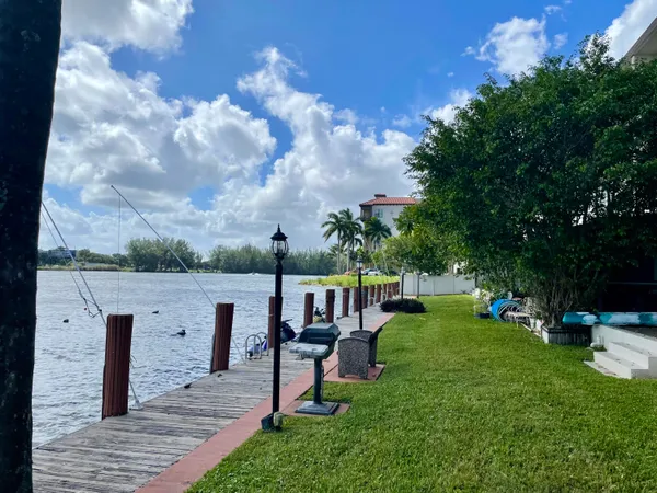 $2,000 | 1100 Crystal Lake Drive, Unit 207, Pompano Beach, FL 33073