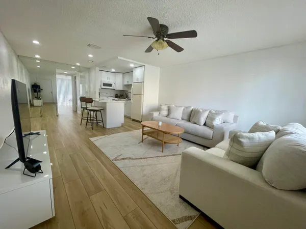 $2,000 | 1100 Crystal Lake Drive, Unit 207, Pompano Beach, FL 33073