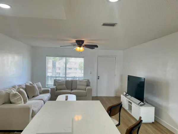 $2,000 | 1100 Crystal Lake Drive, Unit 207, Pompano Beach, FL 33073