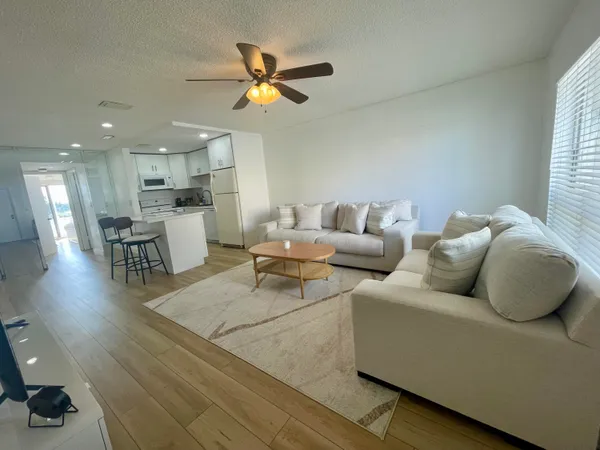 $2,000 | 1100 Crystal Lake Drive, Unit 207, Pompano Beach, FL 33073